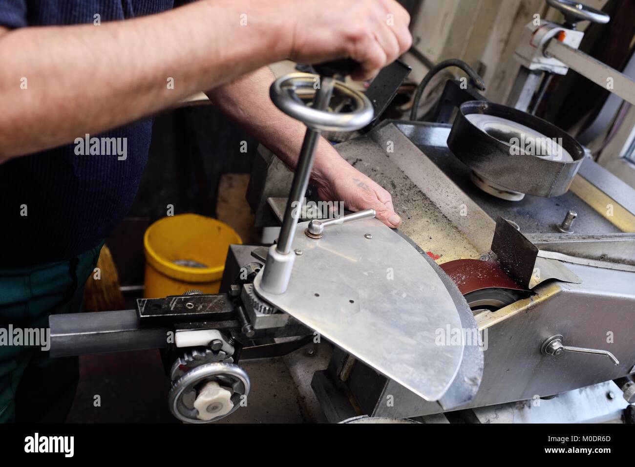 Affilare i coltelli per il taglio di carne Foto Stock