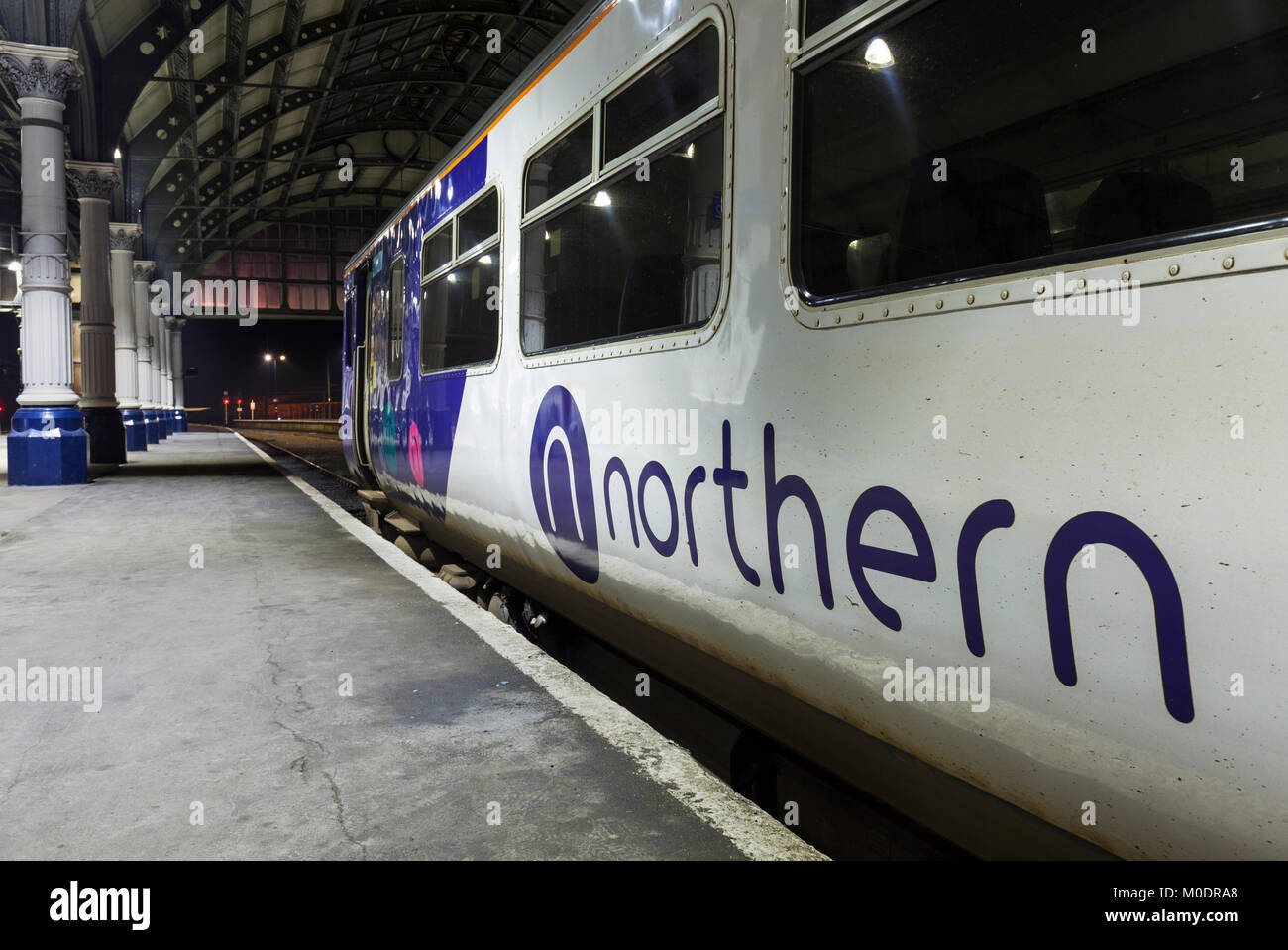 Nord logo rampa sul lato della rampa Nord classe 156 sprinter il treno alla stazione di Darlington Foto Stock