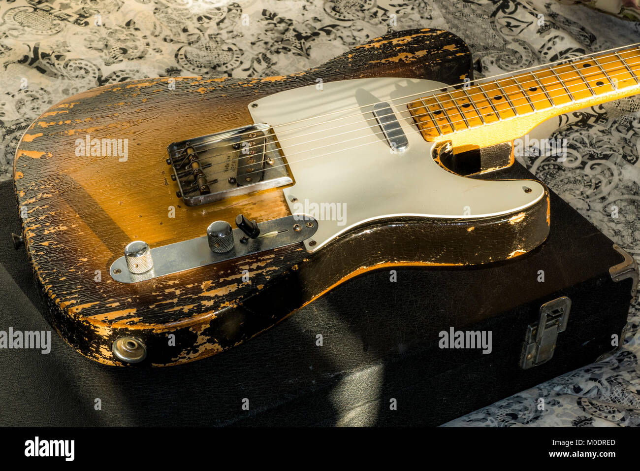 1957 Fender Telecaster chitarra elettrica. La parte anteriore del corpo con pesantemente usurati 'relic' finitura di vernice. Vintage strumento musicale made in USA. Foto Stock