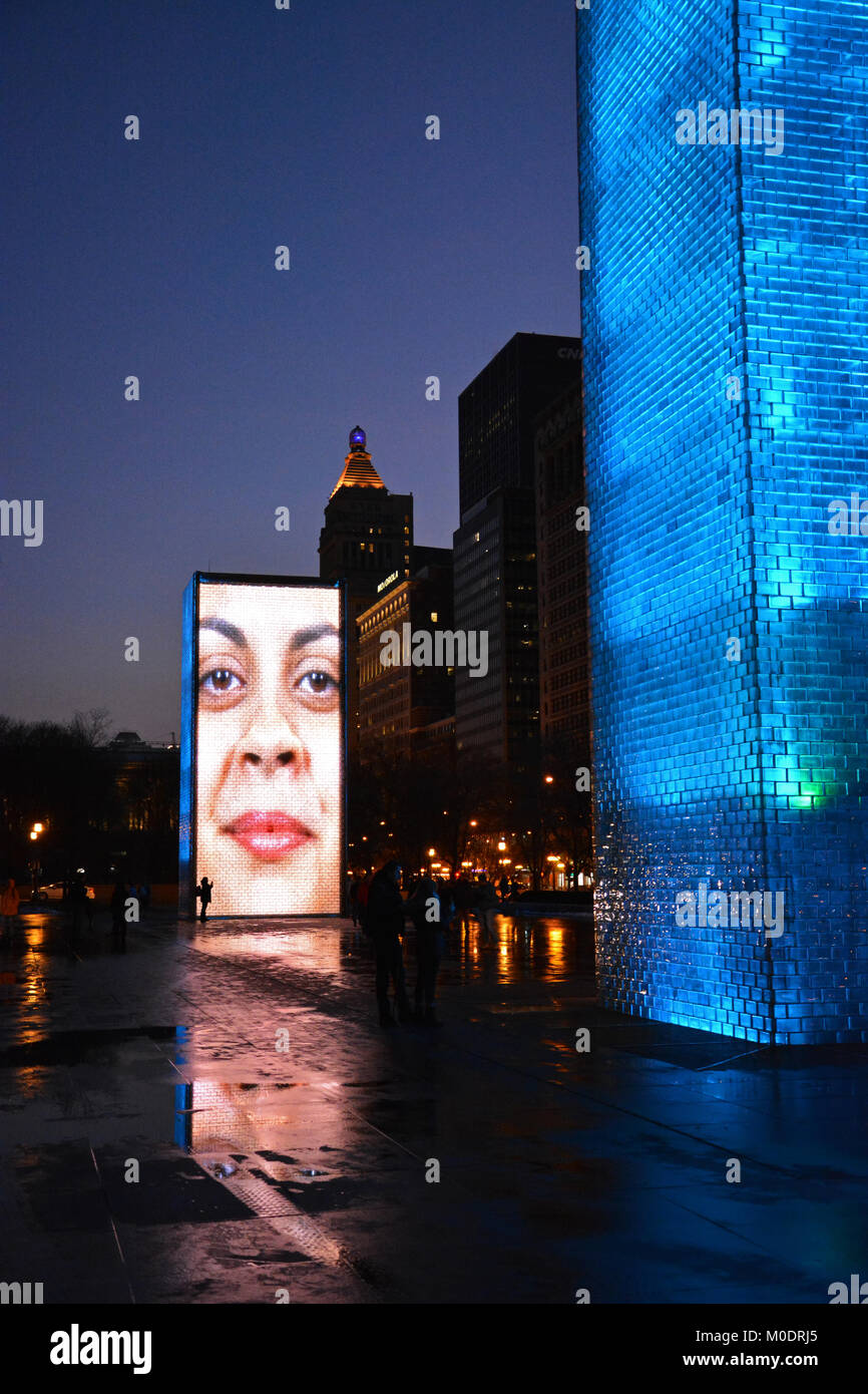 Le facce del blocco di vetro crown fontane intrattenere i visitatori a Chicago il Millennium Park. Foto Stock