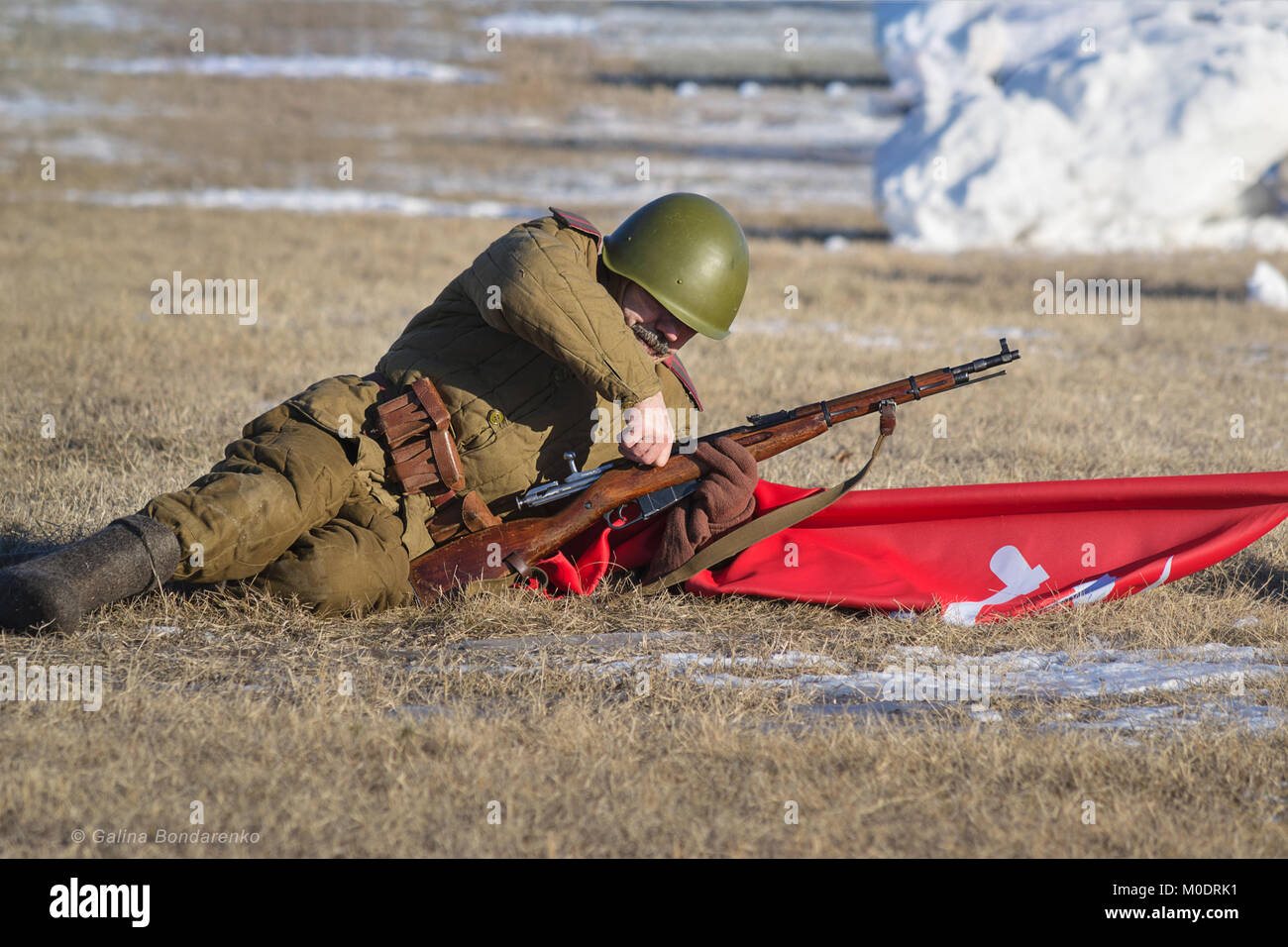 Festival della storia militare della Russia del XX secolo, le manovre di Natale . Regione di Samara, Togliatti, 5 gennaio 2018. L'alfiere carica il Foto Stock