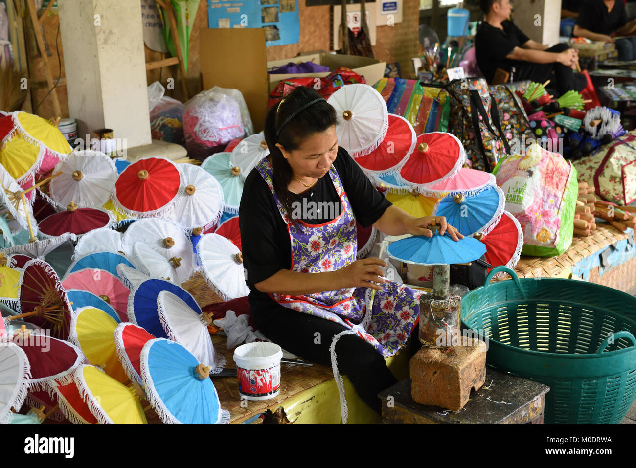 Donna Thai lavoratore di attaccare la balza in un ombrello di carta presso l'Ombrello facendo centro, Bo Sang, Chiang Mai Provincia, Thailandia Foto Stock