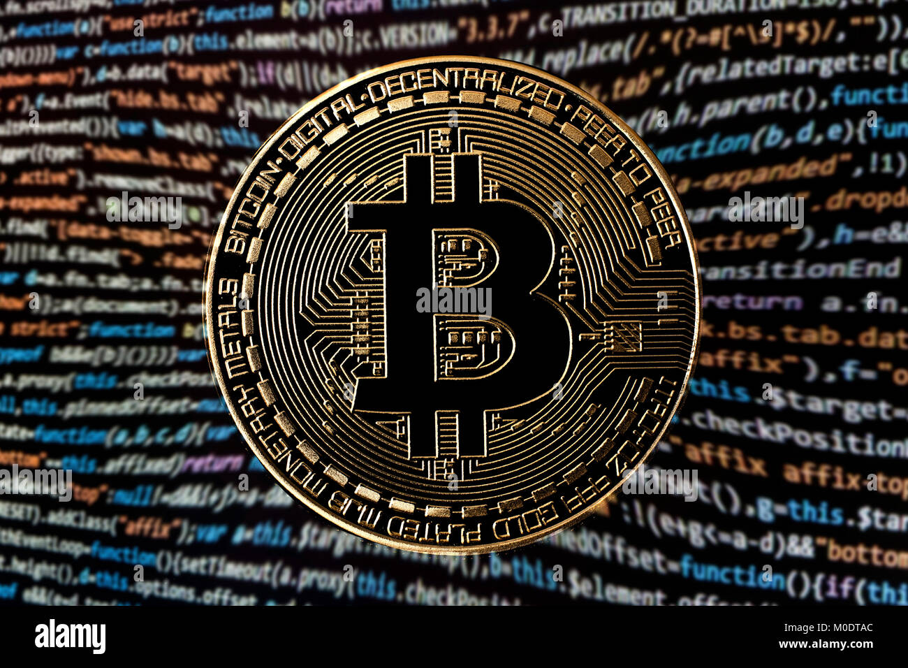 Bitcoin su sfondo di codifica Foto Stock