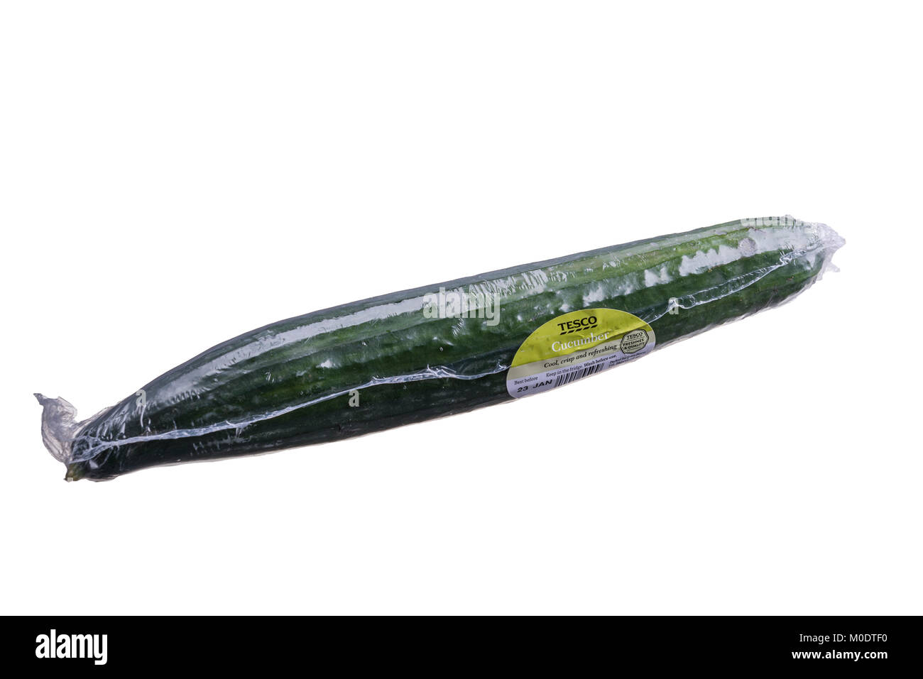 Il cetriolo avvolti in materiale plastico, supermercato degli imballaggi in plastica. Foto Stock