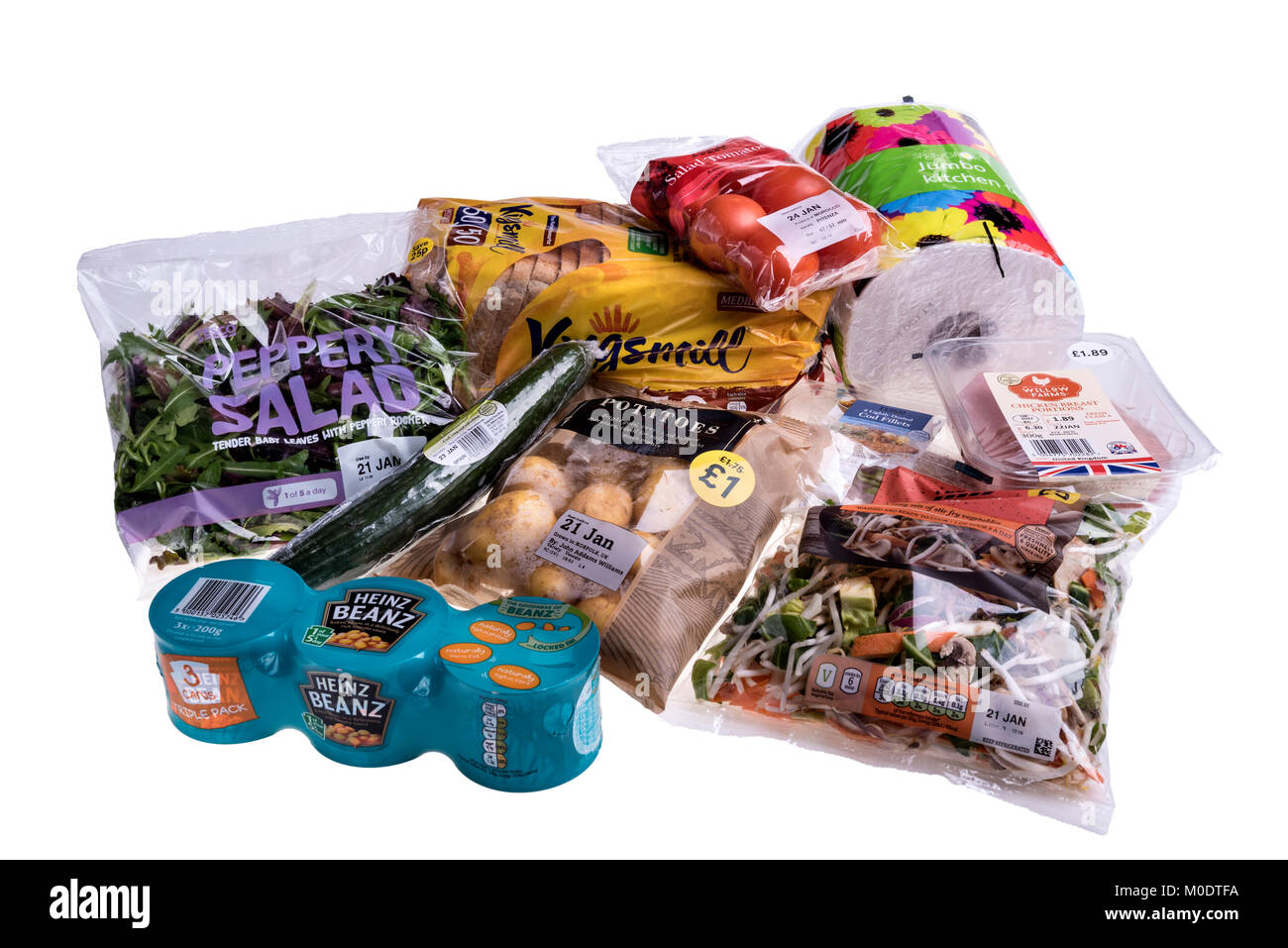 Una gamma di prodotti di un supermercato con diversi tipi di involucro di plastica. Foto Stock