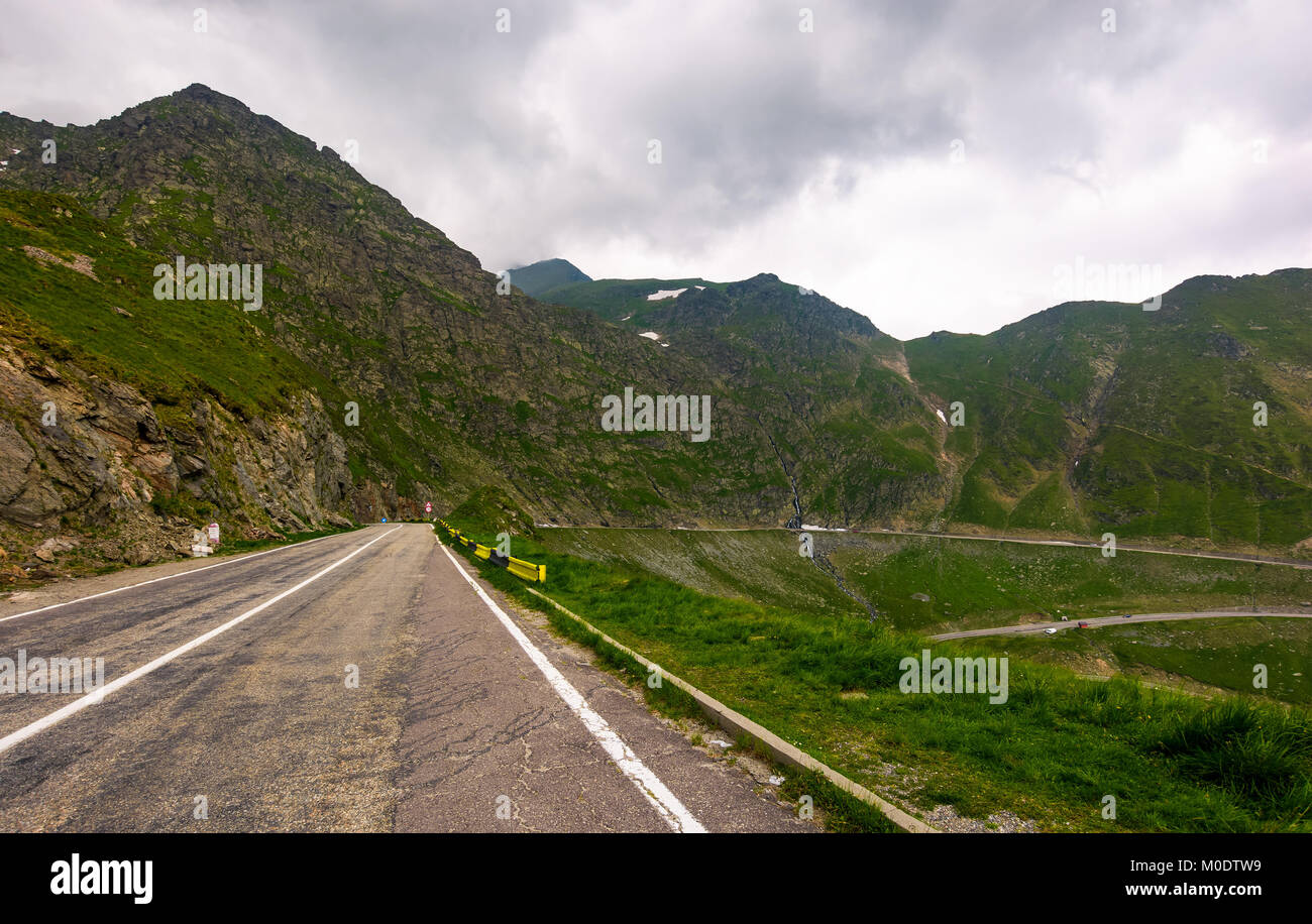 Percorso Transfagarasan durante le tempeste condizioni. incantevole scenario di trasporto della leggendaria strada in rumeno di montagne Foto Stock