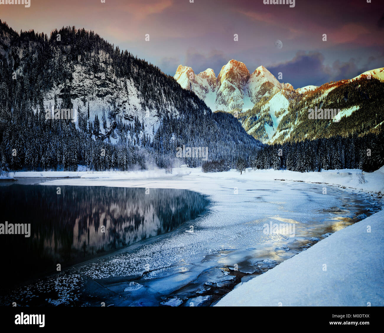 A - AUSTRIA SUPERIORE: basso Lago di Gosau Gosaukamm e gamma di montagna Foto Stock