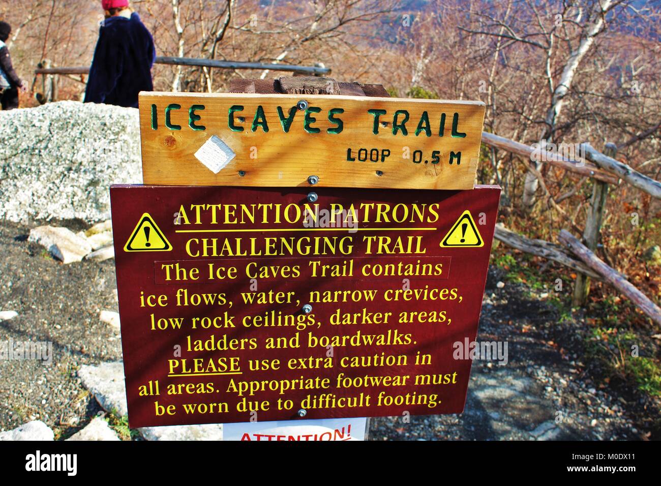 Le grotte di ghiaccio sentiero segno di avvertimento. Foto Stock