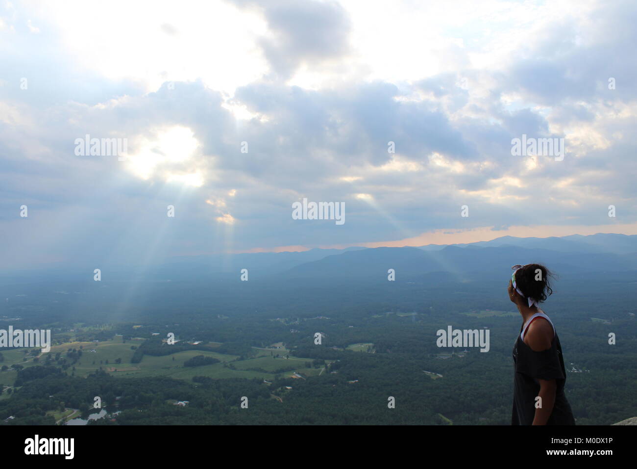 Donna che guarda nella Appalachian Valley Foto Stock