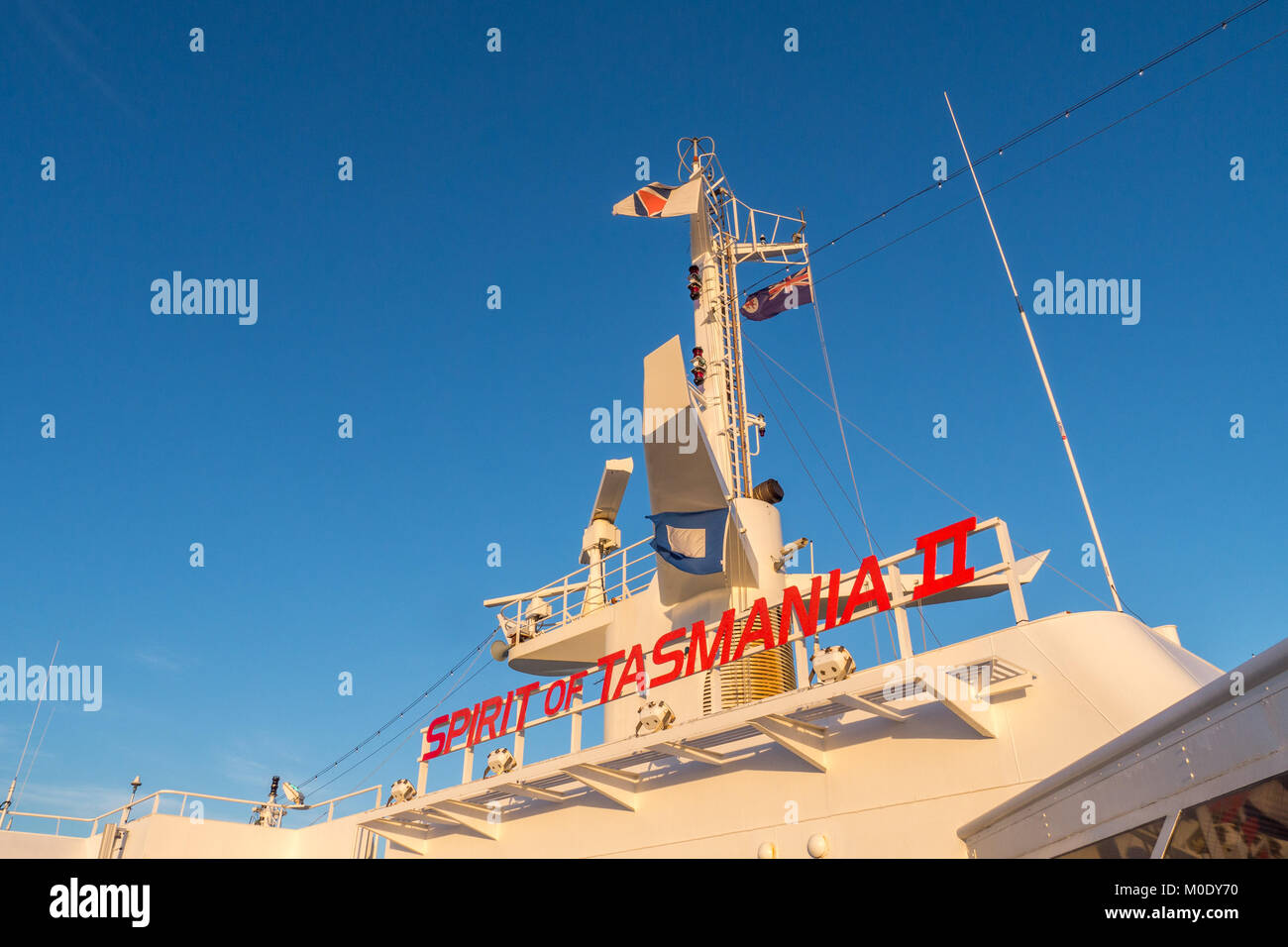 Foto esterna di Spirit of Tasmania II nome sul ponte in lettere rosse con cielo blu e ventoso bandiere bianche e le antenne e radar. Foto Stock