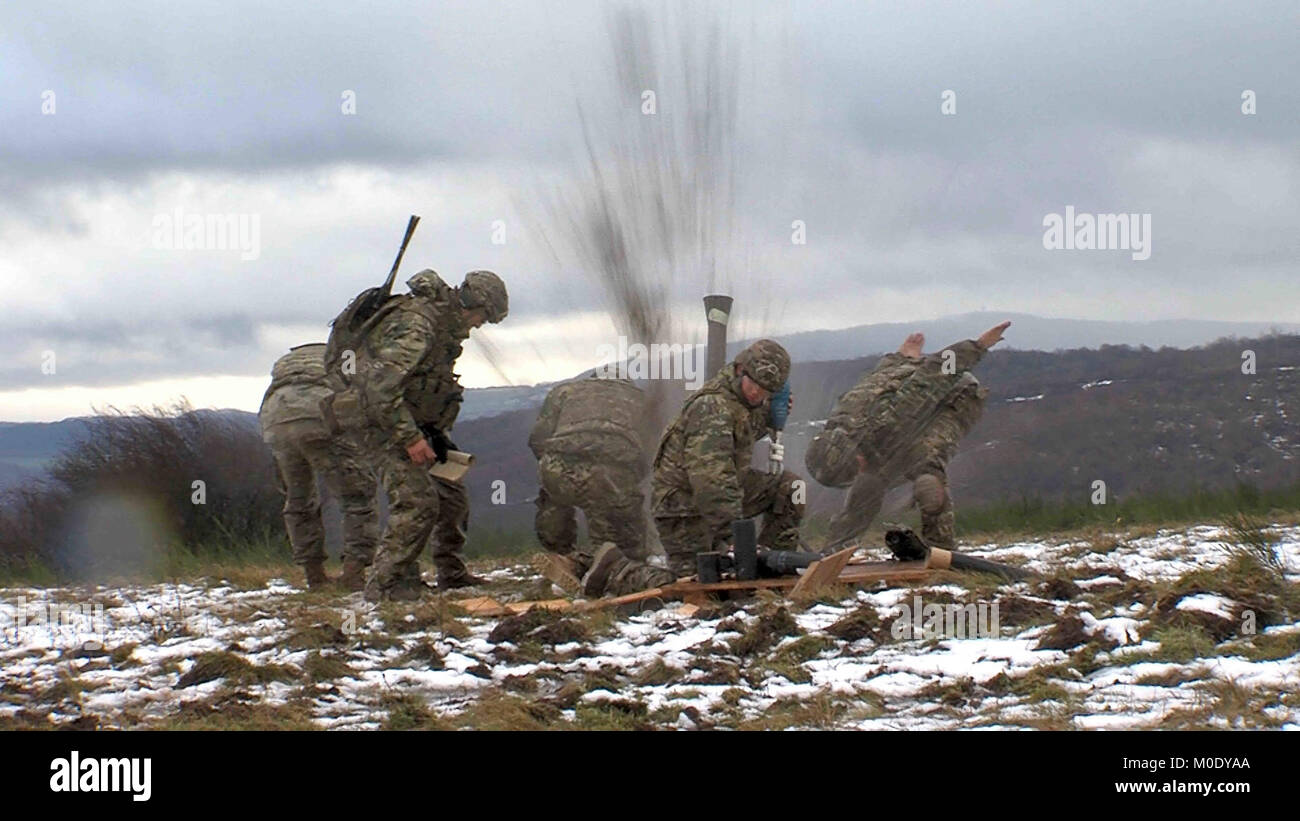 Stati Uniti Paracadutisti dell'esercito assegnato alla sede centrale e sede società, 1° Battaglione, Paracadute 503rd Reggimento di Fanteria, 173rd Airborne brigata durante un live fire esercizio utilizzando un M252, 81mm sistema di Malta sulla Baumholder zona di addestramento militare, Baumholder, Germania, 18 gennaio 2018." (U.S. Esercito Foto Stock