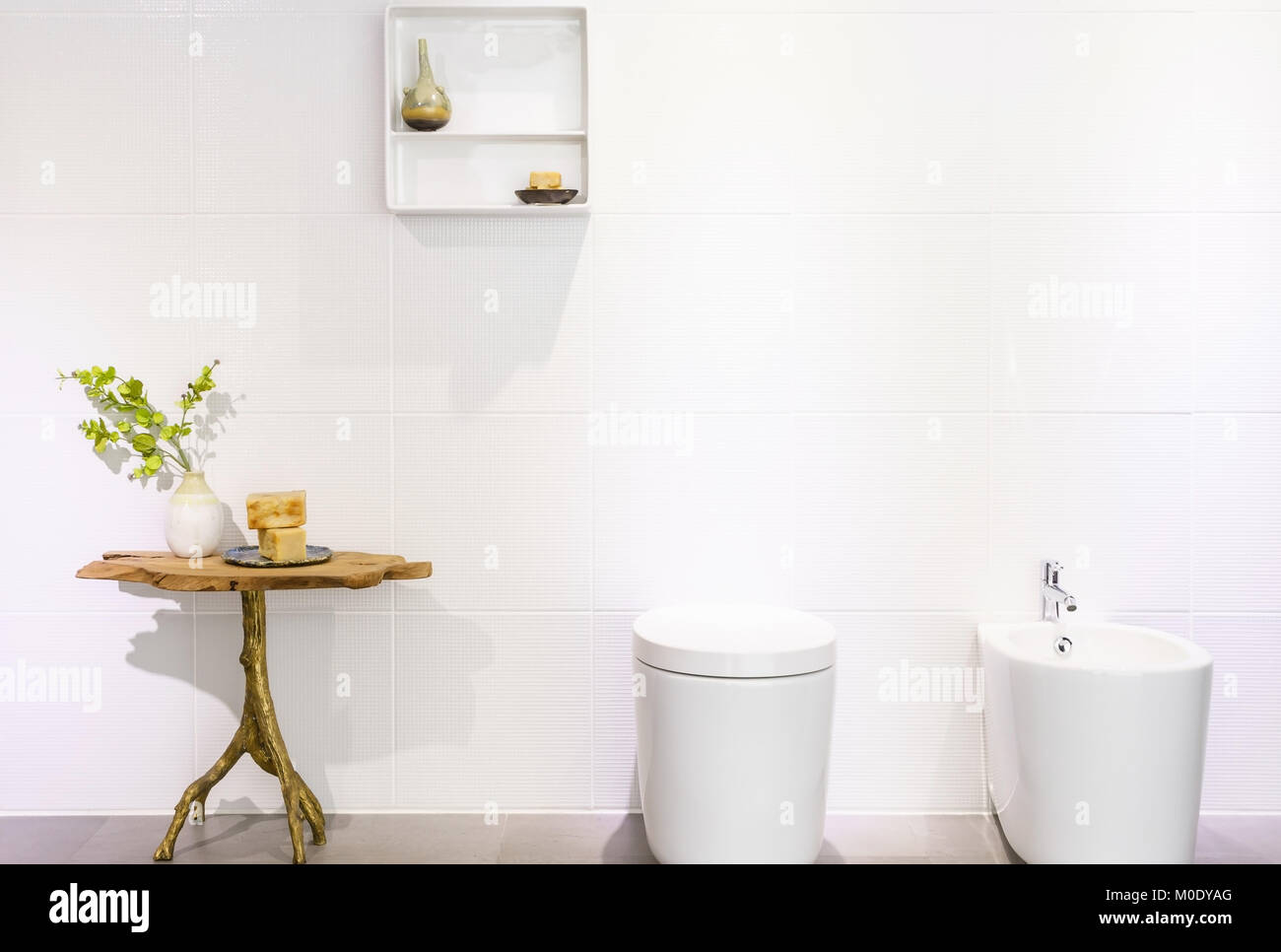 Interno del bagno con vasca lavello e rubinetto di specchio. Il design moderno del bagno Foto Stock