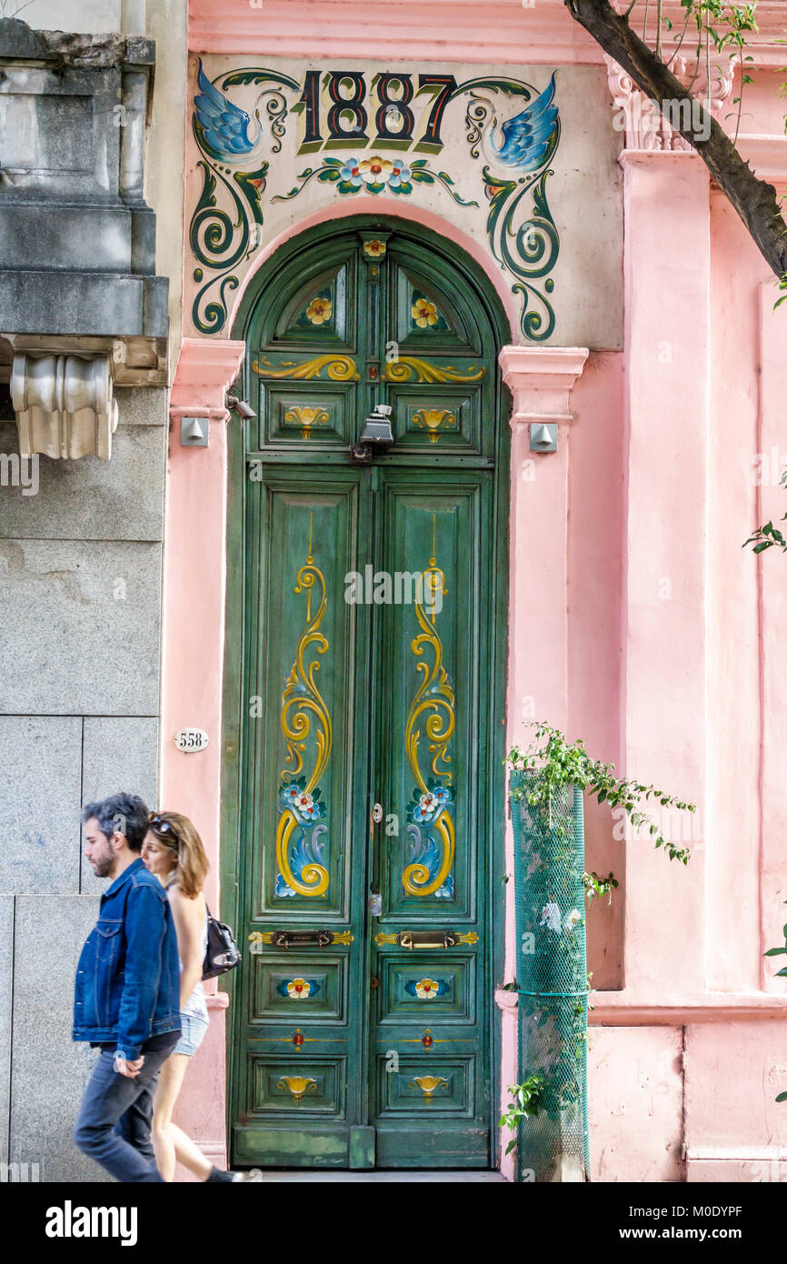Buenos Aires Argentina,San Telmo,centro storico,edificio,porta,dipinto,decorato,uomo uomini maschio,donna donna donne,coppia,ispanico ARG171119333 Foto Stock