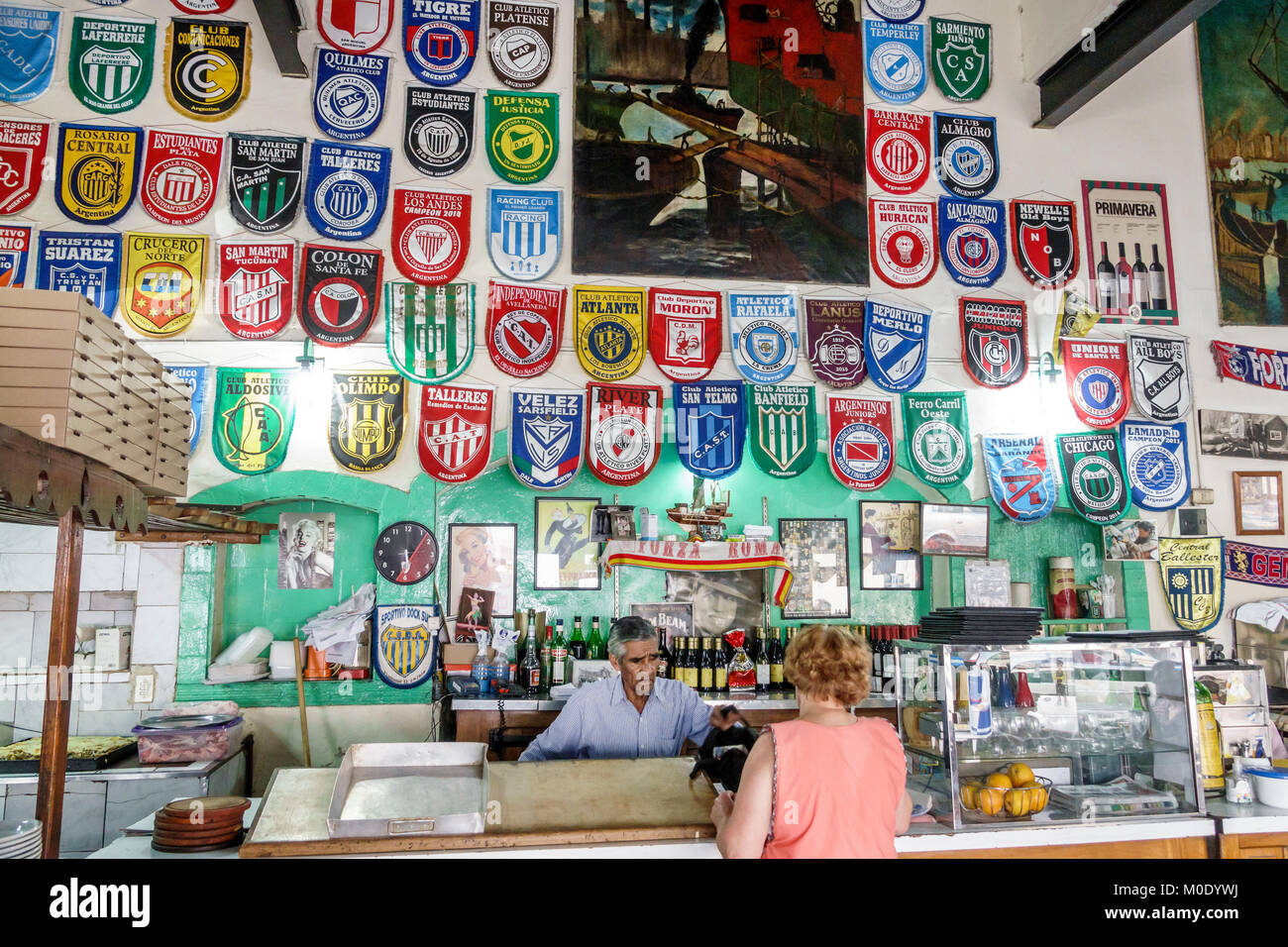 Buenos Aires Argentina, San Telmo, quartiere storico, Bar Pedro Telmo, pub locale, bar sportivo, loghi squadra sportiva, contatore, uomo uomo maschio, donna donna donna donna, HISP Foto Stock