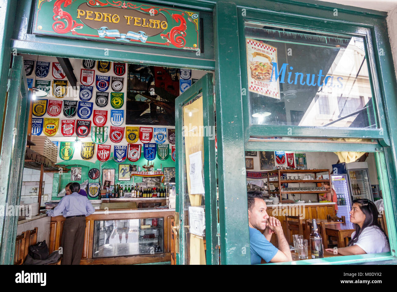 Buenos Aires Argentina, San Telmo, quartiere storico, Bar Pedro Telmo, pub locale, sport bar, uomo uomini maschio, donna donne, coppia, ingresso, ispanico ARG17 Foto Stock