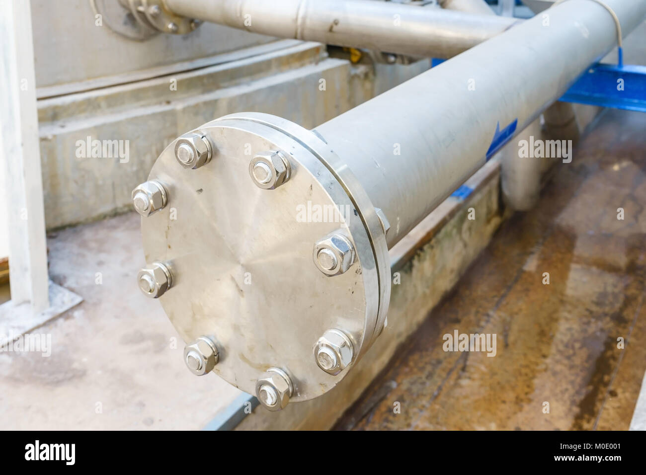 Bere acqua tubazioni , le valvole a saracinesca e la riduzione degli stati. Raccordi tubo di giunzione con le nuove viti e dadi. Procedimento di riparazione per collegare bere acqua di alimentazione. Foto Stock