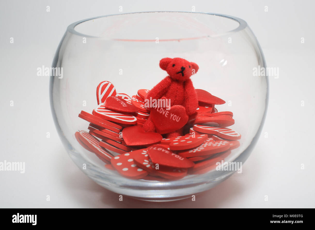 Piccolo Orso in attesa di amore nei bicchieri bottiglia Foto Stock