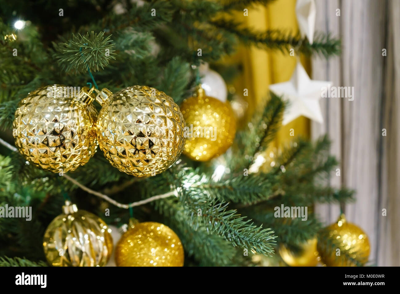 Decorazione di natale con molti glitter ninnolo sfere, baubles luccicanti e pigne su artificiali di pino Foto Stock