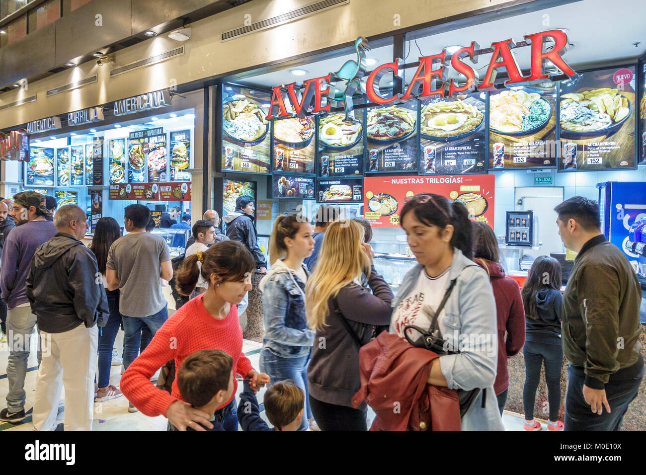 Buenos Aires Argentina, Abasto Shopping Mall, food Court plaza tavoli da tavola informale, Ave Caesar, banco, cucina tipica argentina, linea, adulti adulti WO Foto Stock