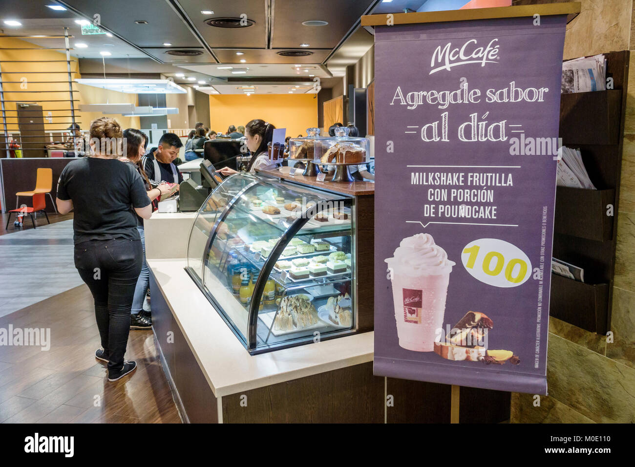 Buenos Aires Argentina, Abasto Shopping Mall, food Court plaza tavoli da tavola informale, McDonald's, McCafe, banco, caffè, dessert, insegna, promo, milkshake, Foto Stock