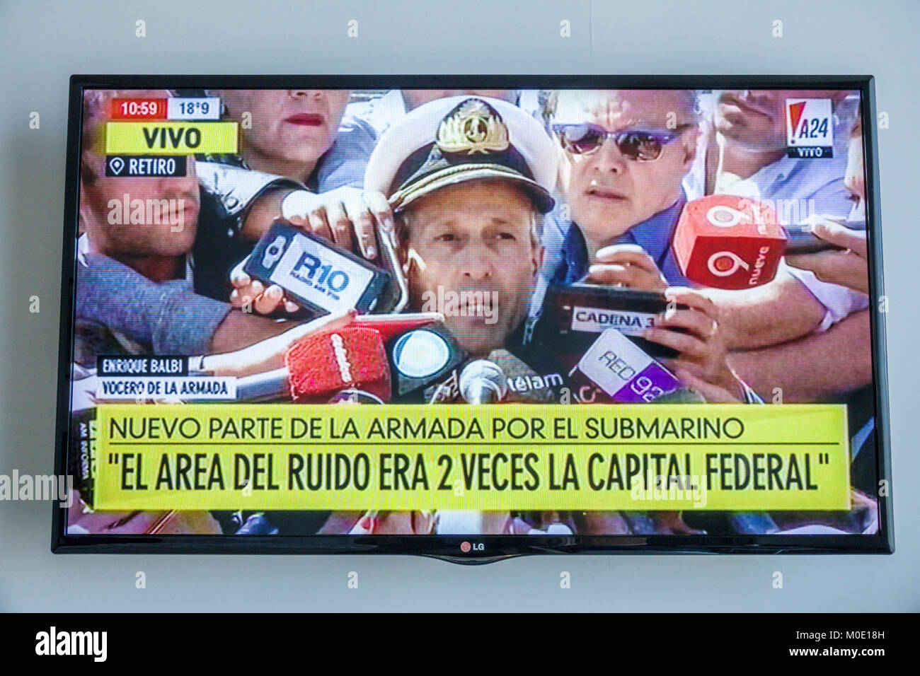 Buenos Aires Argentina, TV schermo monitor, sottomarino mancante ARA San Juan, notizie nazionali, conferenza stampa, titolo spagnolo, portavoce della Marina, HISP Foto Stock