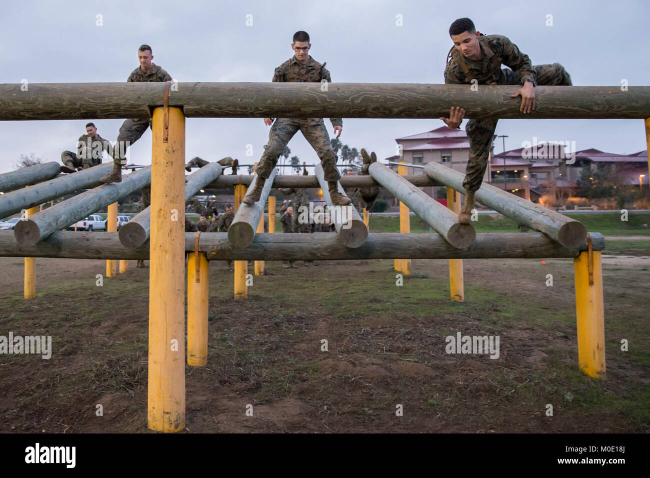 Stati Uniti Marines passano attraverso un percorso ad ostacoli durante il Marine Corps Arti Marziali Programma su Camp Pendleton, California, Gennaio 19, 2018. Con oltre un centinaio di partecipanti, il corso è stato offerto di più unità in un tentativo di raggiungere marines che altrimenti non avrebbero accesso a un istruttore MCMAP. (U.S. Marine Corps Foto Stock