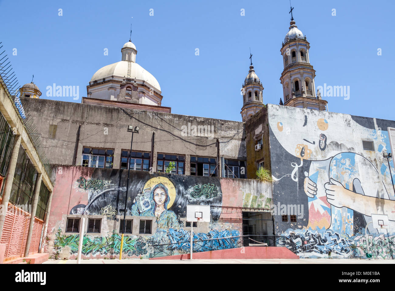 Buenos Aires Argentina,San Telmo,Escuela 26 Hipolito Yrigoyen,scuola elementare,cortile di basket,murale,Street art,chiesa fatta,campanile,Hispani Foto Stock