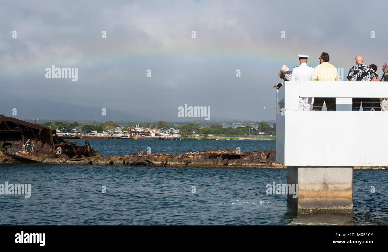 PEARL HARBOR (GEN. 19, 2018), la famiglia, gli amici e gli ospiti goccia fiori durante una cenere-scattering cerimonia per la contromisura miniera del macchinista mate 1. Classe Frank Zylowski, una Pearl Harbor, sopravvissuto all'USS Utah memoriale sulla Ford Island. Durante la sua carriera navale, Zylowski servito onorevolmente a bordo di tali navi come l'USS Fanning USS Whitney, USS Jarvis, USS John D. Ford, LST 361 e LST 611. (U.S. Navy Foto Stock