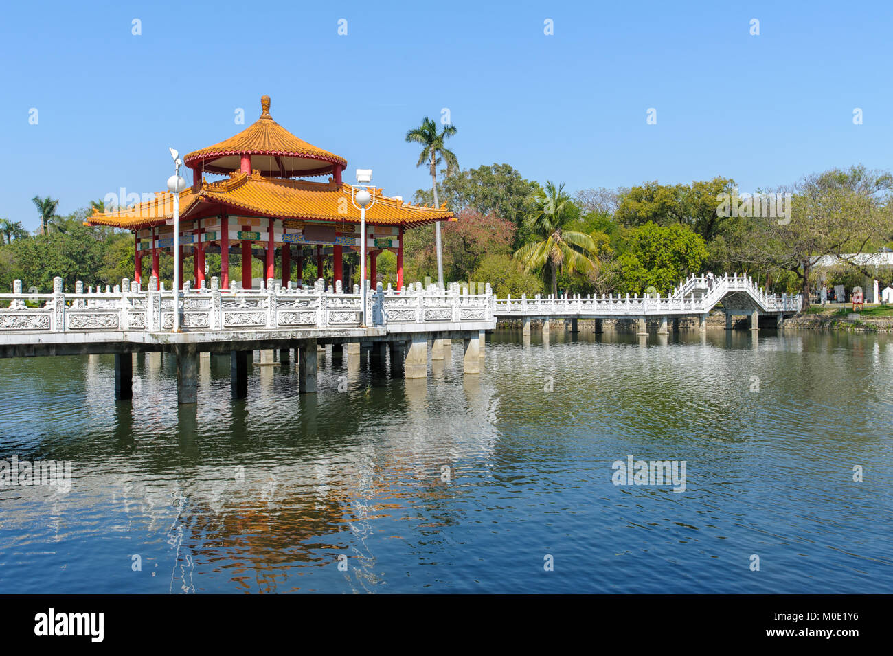Un parco con un bellissimo lago in Tainan, Taiwan Foto Stock