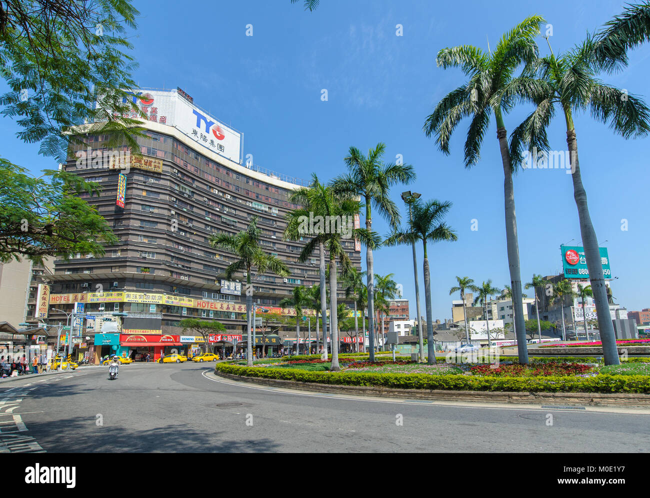 Street View di Tainan City di fronte al Tainan stazione ferroviaria Foto Stock