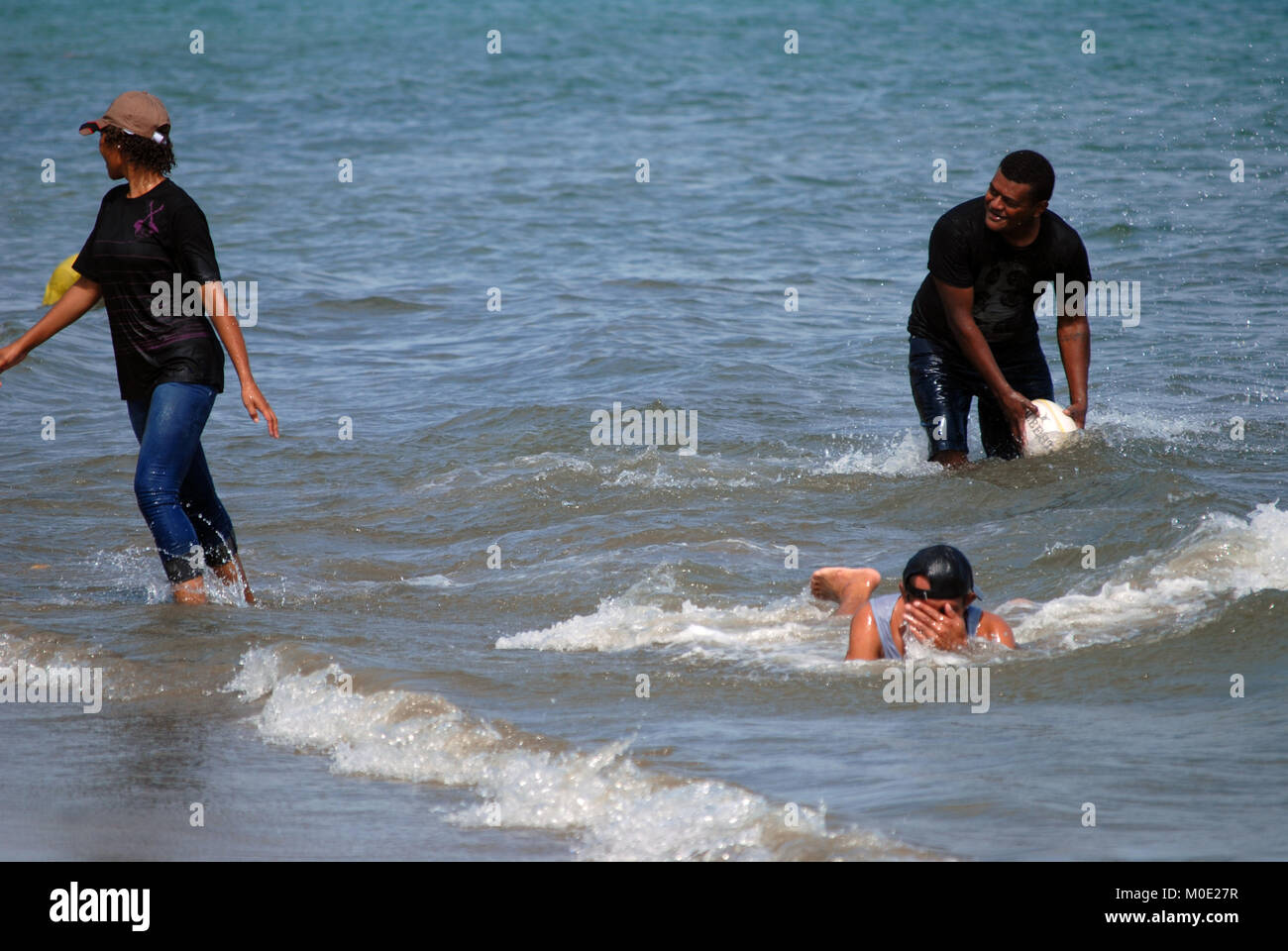 Gli uomini delle Fiji giocando a rugby su Palm Beach, Pacific Harbour, Fiji. Foto Stock