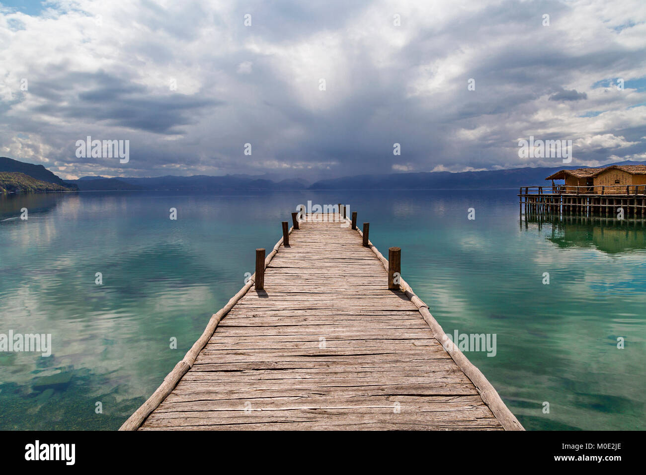 Il molo di legno e cloudscape nel lago di Ohrid Macedonia. Foto Stock