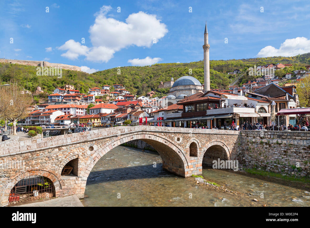 Un antico ponte in pietra e la moschea di Prizren, in Kosovo. Foto Stock