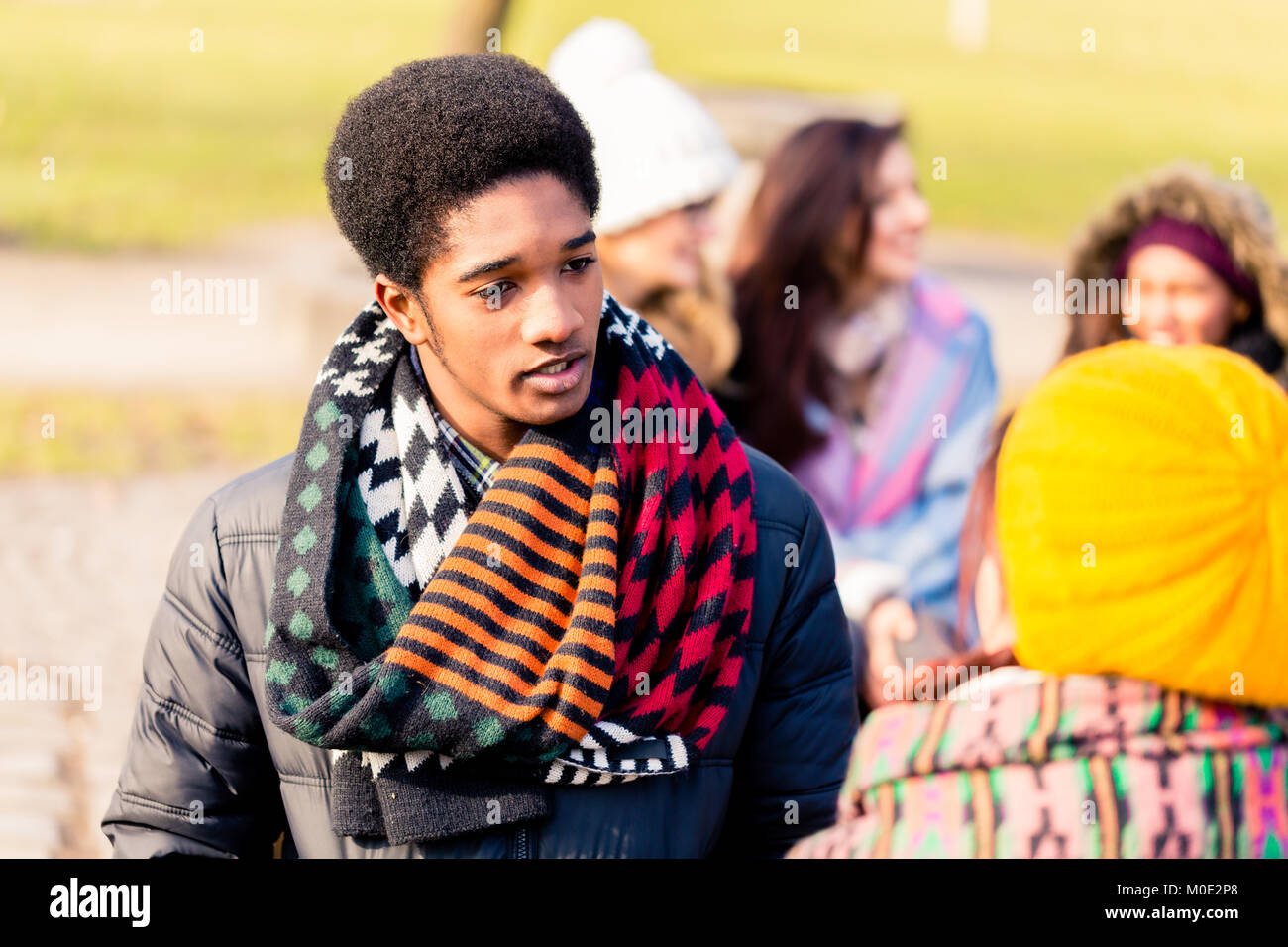 African American giovane uomo che parla con la femmina amico all'aperto Foto Stock