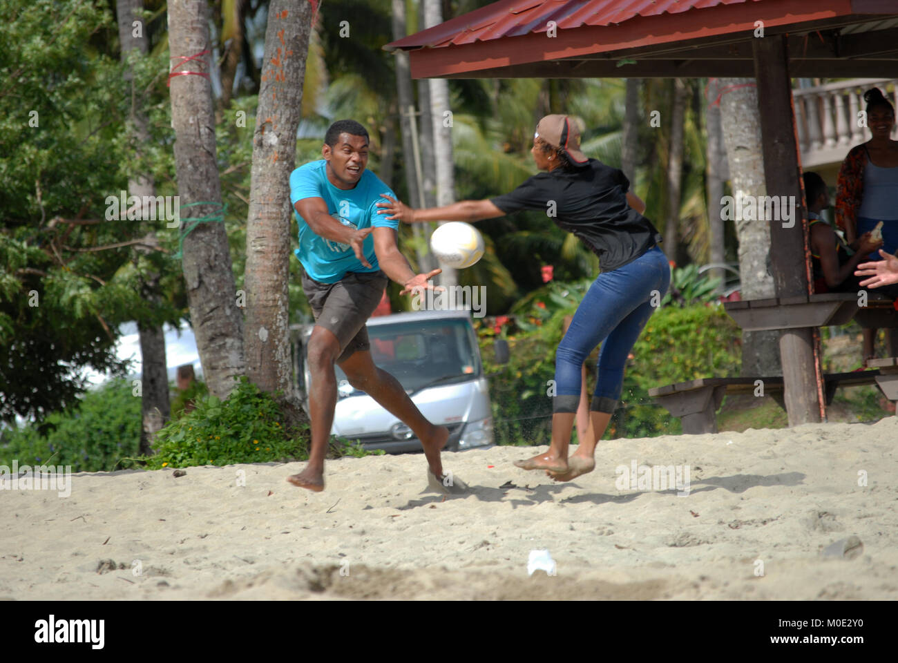 Gli uomini delle Fiji giocando a rugby su Palm Beach, Pacific Harbour, Fiji. Foto Stock