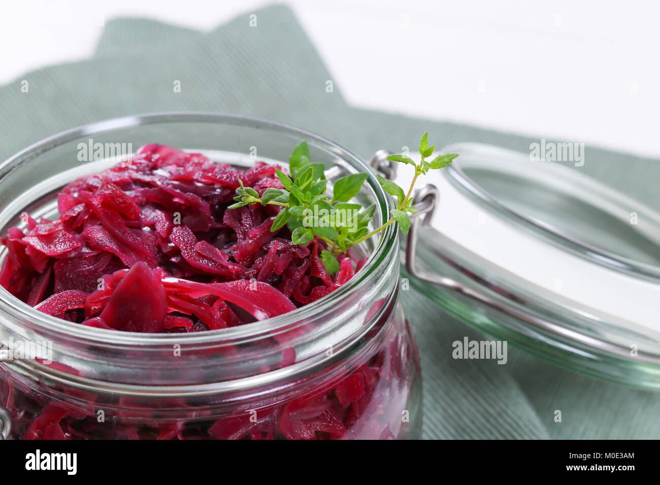 Vasetto di decapare cavolo rosso su grigio posto mat - close up Foto Stock
