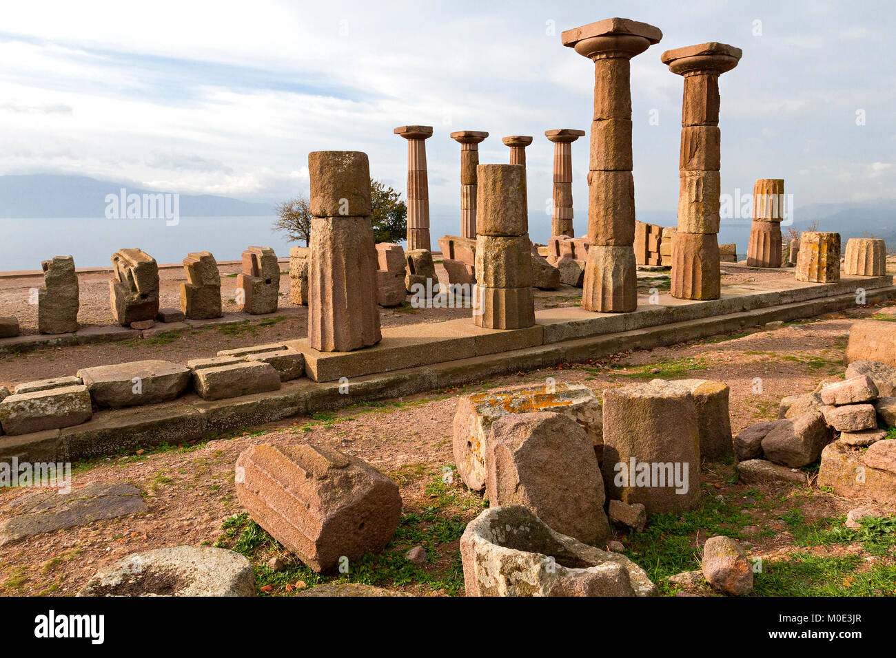 Rovine del tempio di Athena all'antica citta' di Assos, in Behramkale, Canakkale,Turchia Foto Stock