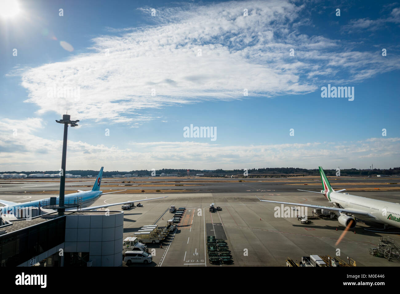 Tokyo, Giappone - Novembre 2017: Dall'Aeroporto Internazionale Narita di Tokyo vista della pista. Aeroporto Internazionale di Narita è uno degli aeroporti più trafficati in Asia. Foto Stock