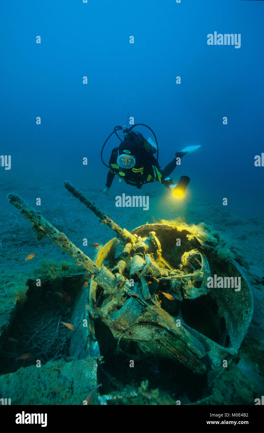 Scuba Diver a anti-aerei pistola di North American B-25 bombardiere Mitchell, si è schiantato nella seconda guerra mondiale, Aleria, Corse, Francia, mare Mediterraneo, Europa Foto Stock