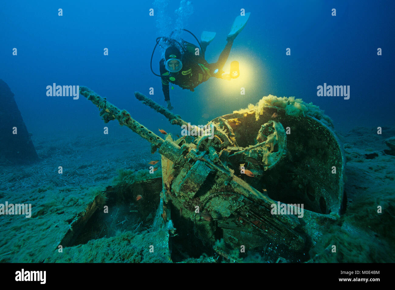 Scuba Diver a anti-aerei pistola di North American B-25 bombardiere Mitchell, si è schiantato nella seconda guerra mondiale, Aleria, Corse, Francia, mare Mediterraneo, Europa Foto Stock