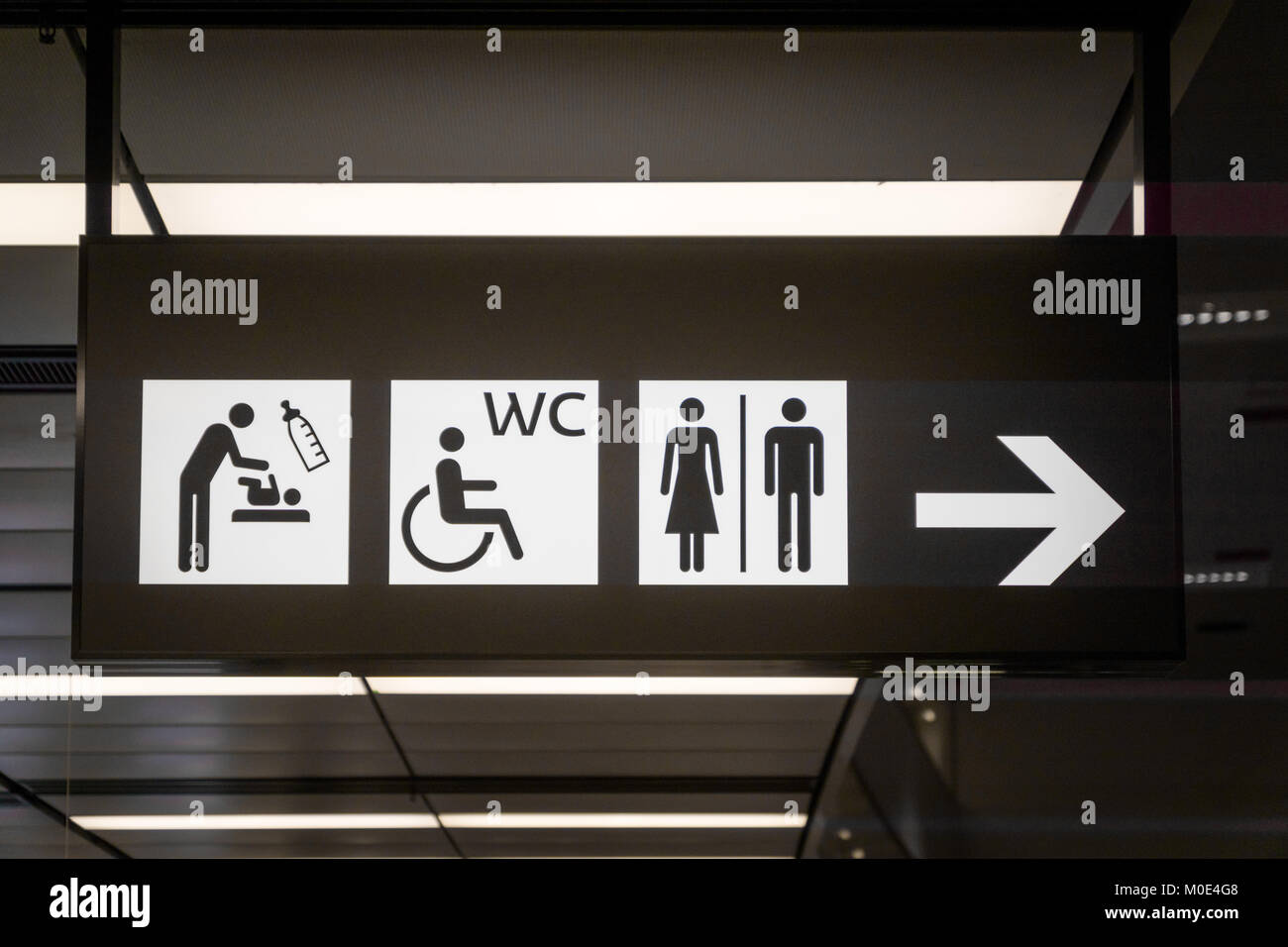 Servizi igienici i segni e le icone su information board in aeroporto Foto Stock