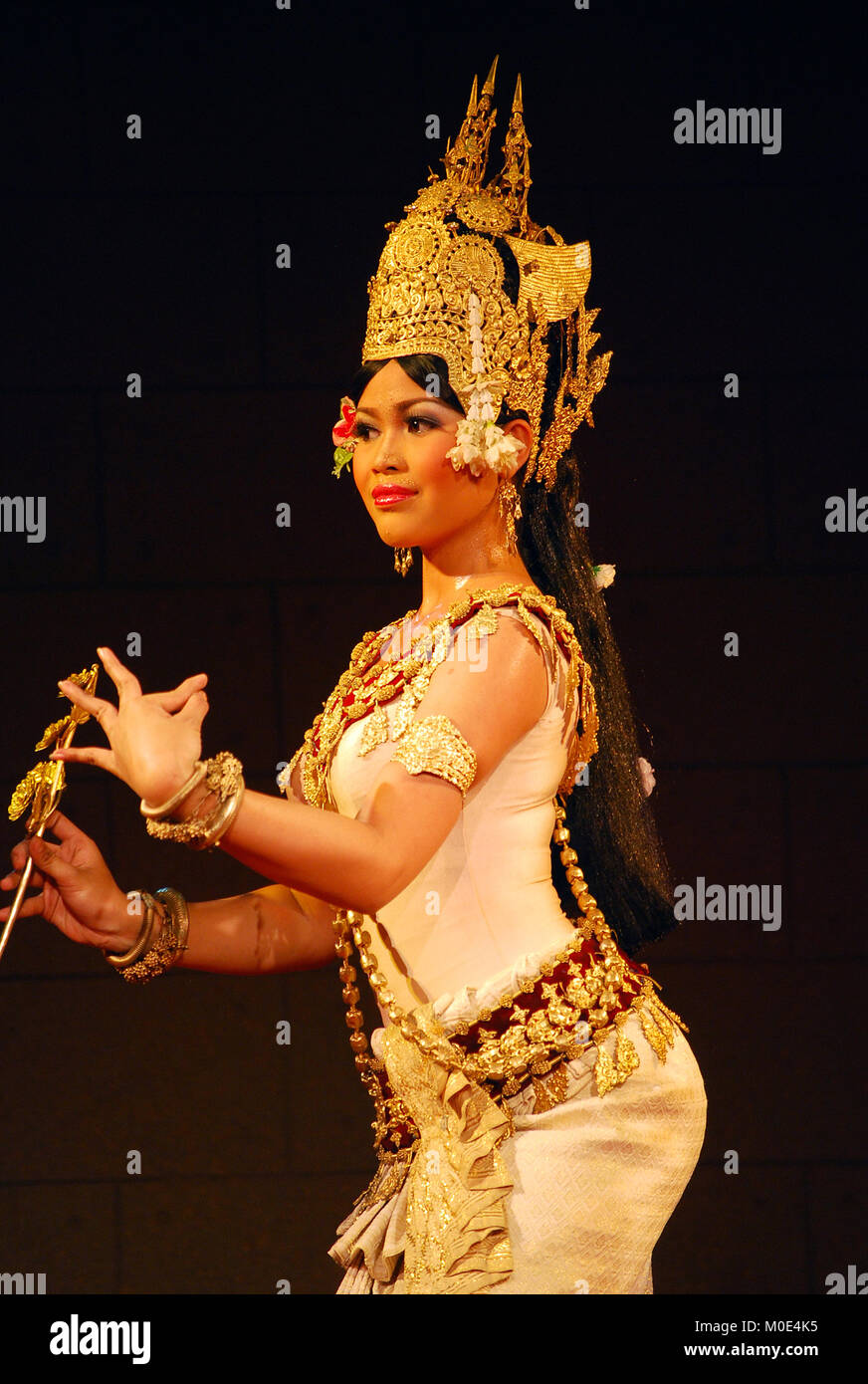 I giovani cambogiani ragazza di eseguire la danza Khmer, un simbolo di eleganza e sensualità. Siem Reap, Cambogia Foto Stock