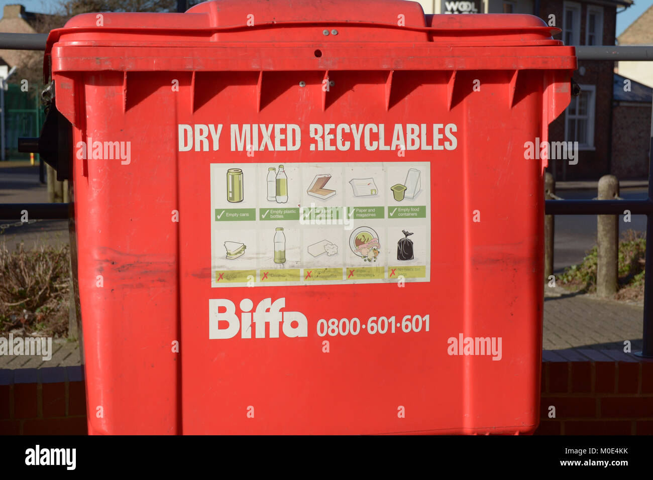 Di tipo industriale scomparti wheelie da un appaltatore privato Biffa - ogni bin contiene le etichette che mostra ciò che può essere posto all'interno di Foto Stock