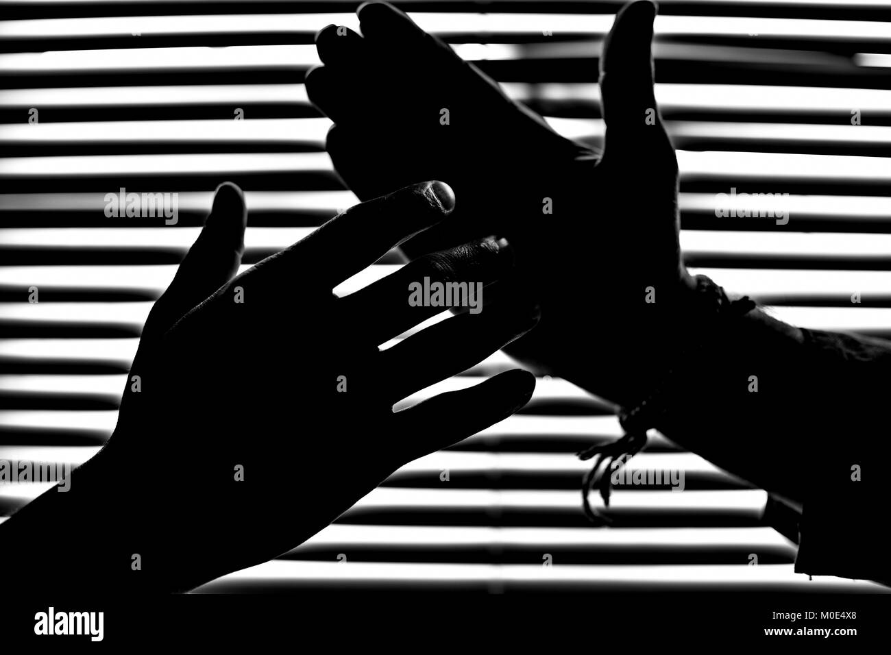 Configurazione a strisce sfondo per uomo e silhouette silhouette di handshake figura scura Foto Stock