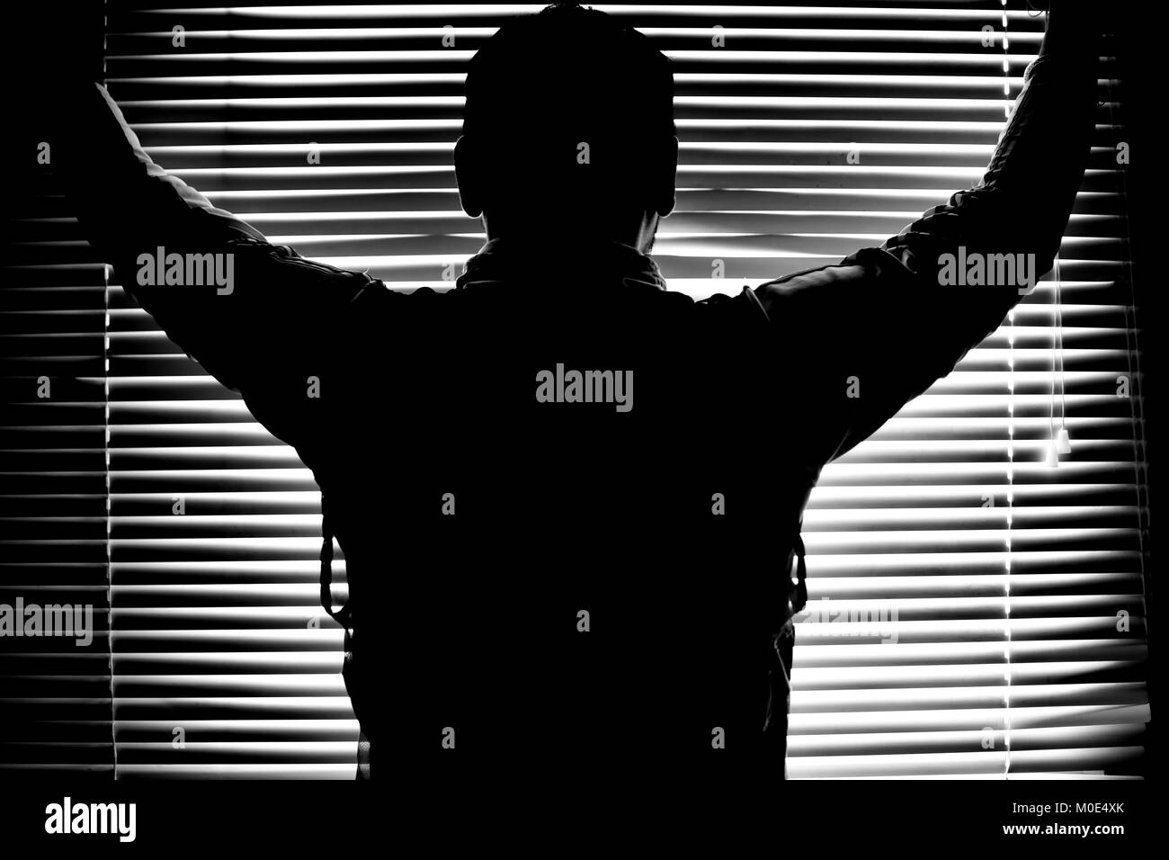 Configurazione a strisce sfondo per uomo e silhouette silhouette di handshake figura scura Foto Stock