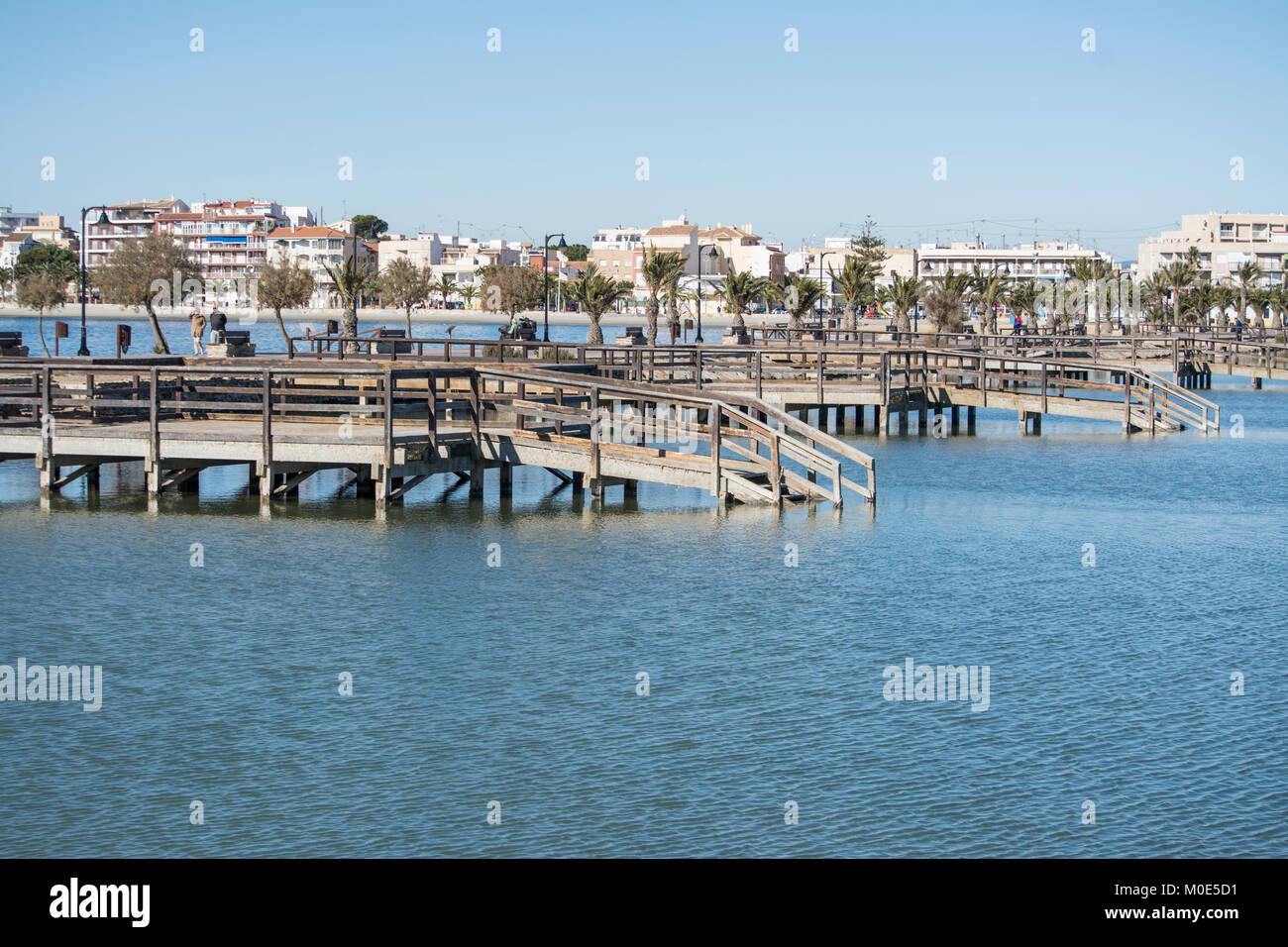 Moli di legno in acqua salata le lagune a Lo Pagan in Murcia Spagna Foto Stock