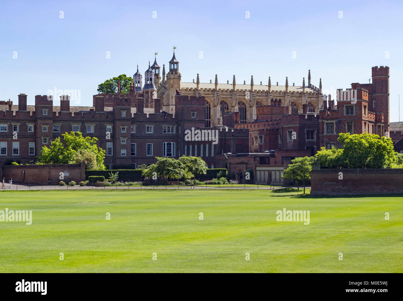 Windsor, Inghilterra - 26 Maggio 2017: Architettura di Eton College Eton College i campi e la costruzione e la cappella nella città di Windsor, in Inghilterra. Foto Stock