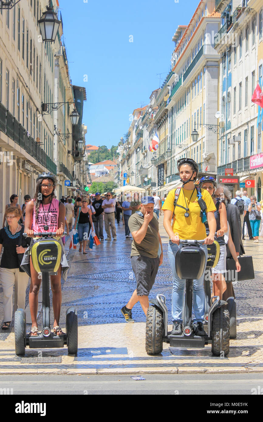 11 luglio 2012; Lisbona, Portogallo; tre giovani donne Ride Segway scooter in una strada di Lisbona Foto Stock