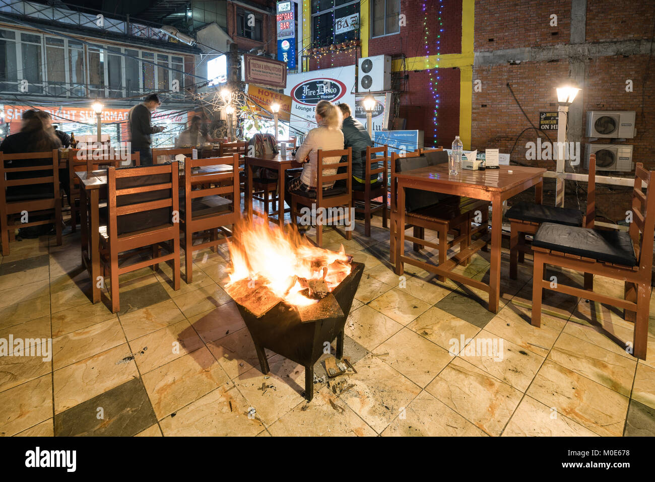 Mangiare fuori nella parte Thamel di Kathmandu, Nepal Foto Stock