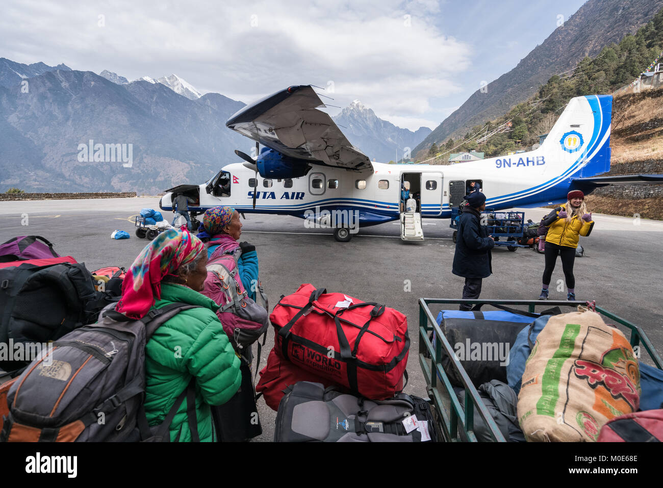 Come arrivare dell'aereo all'aeroporto di Lukla, Nepal Foto Stock